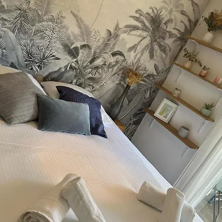Modern Close To The Beaches With Garden